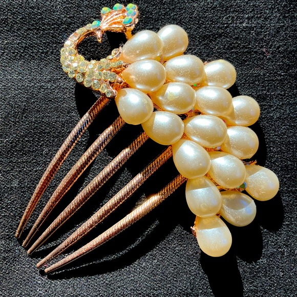 Accessories - Peacock hair pin with pearls and iridescent rainbow stones
